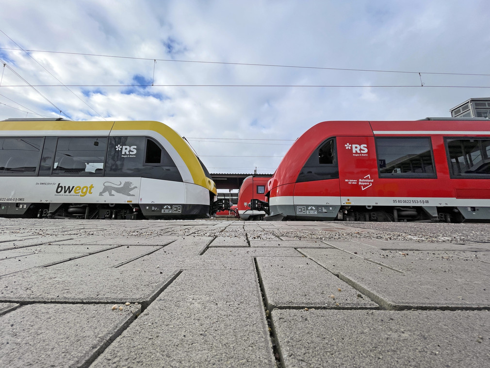 Das neue Regio S-Bahn Logo präsentiert sich auf den Zügen in der Region der Regio S-Bahn Donau-Iller und ist auf den Strecken der Süd-, Donau-, Brenz- und Illertalbahn, sowie dem Weißenhorner für die Bürger und Fahrgäste nun sichtbar.
Foto: Olaf Bertsche