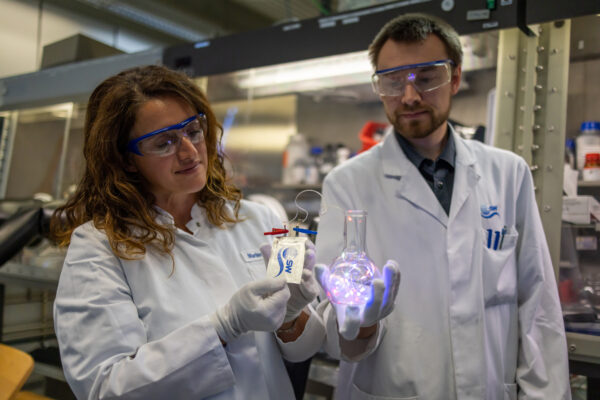 With the reactivated anode and cathode materials, the RecycleMat team at ZSW built pouch cells and operated an LED light chain.
Photo: ZSW/M. Duckek