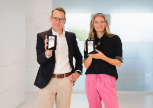 Kilian Kufner und Kerstin Glanzer (v.l.n.r.) nahemn Deutschen Gesundheits-Award 2023 entgegen