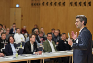Geschäftsführer Felix Braun spricht beim Fachsymposium "SteinForum" in Neu-Ulm