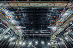 Nahezu frei schwebend: Im Bühnenraum sind die PERI UP Gerüststege an der Dachkonstruktion der Leichtbauhalle abgehängt.