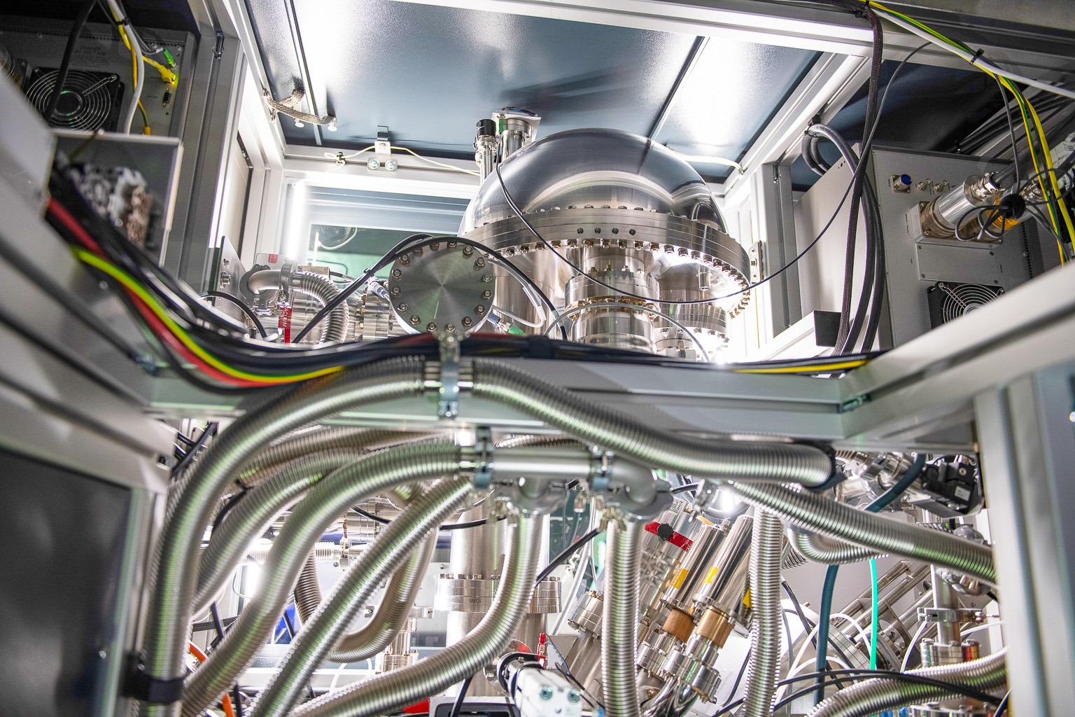 Forschende verwenden ein Röntgenphotoelektronenspektroskop zur Analyse der chemischen Zusammensetzung von Batteriematerialien
