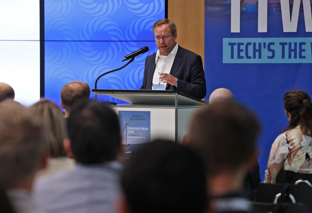 Martin Ansbacher, OB der Stadt Ulm steht am Rednerpult und begrüßt beim Energieforum der Innovationsregion in der THU die Gäste