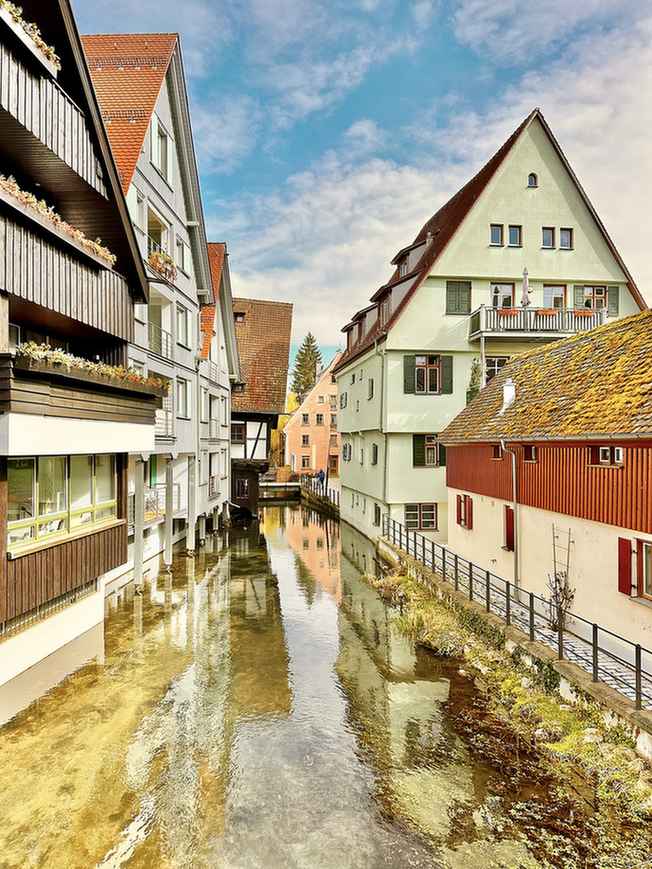Bild von einer malerischen Gasse mit traditionellen Haeusern in Ulm, das die einzigartige Architektur der Stadt zeigt.