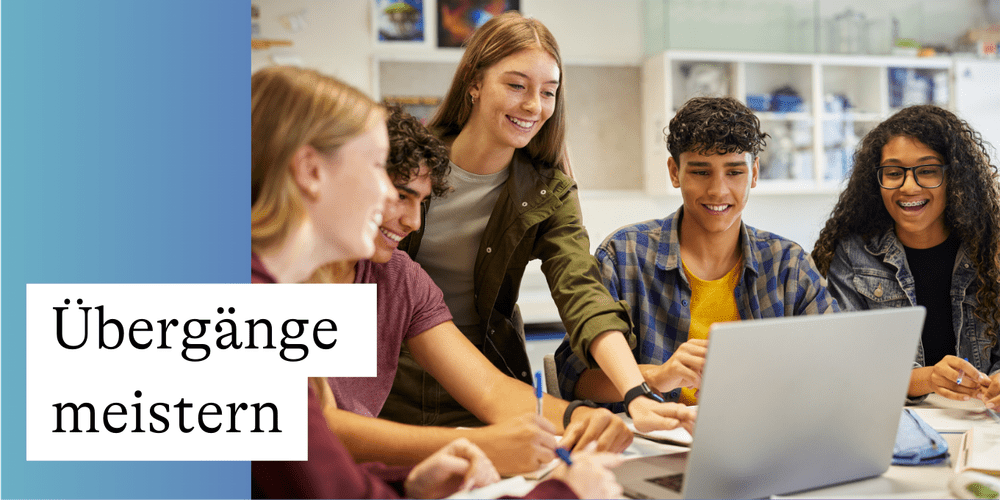 Übergänge meistern Pilotprojekt Berufsorientierung - Schülergruppe vor Laptop