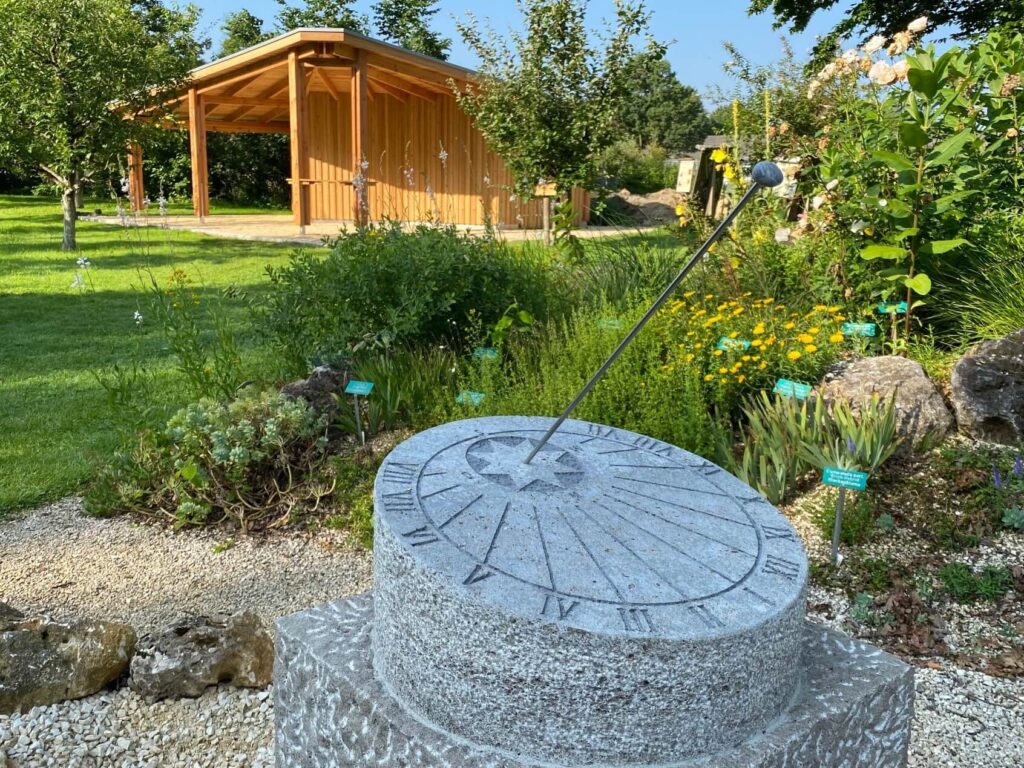 Umweltpavillon und Sonnenuhr im Kreismustergarten in Weißenhorn