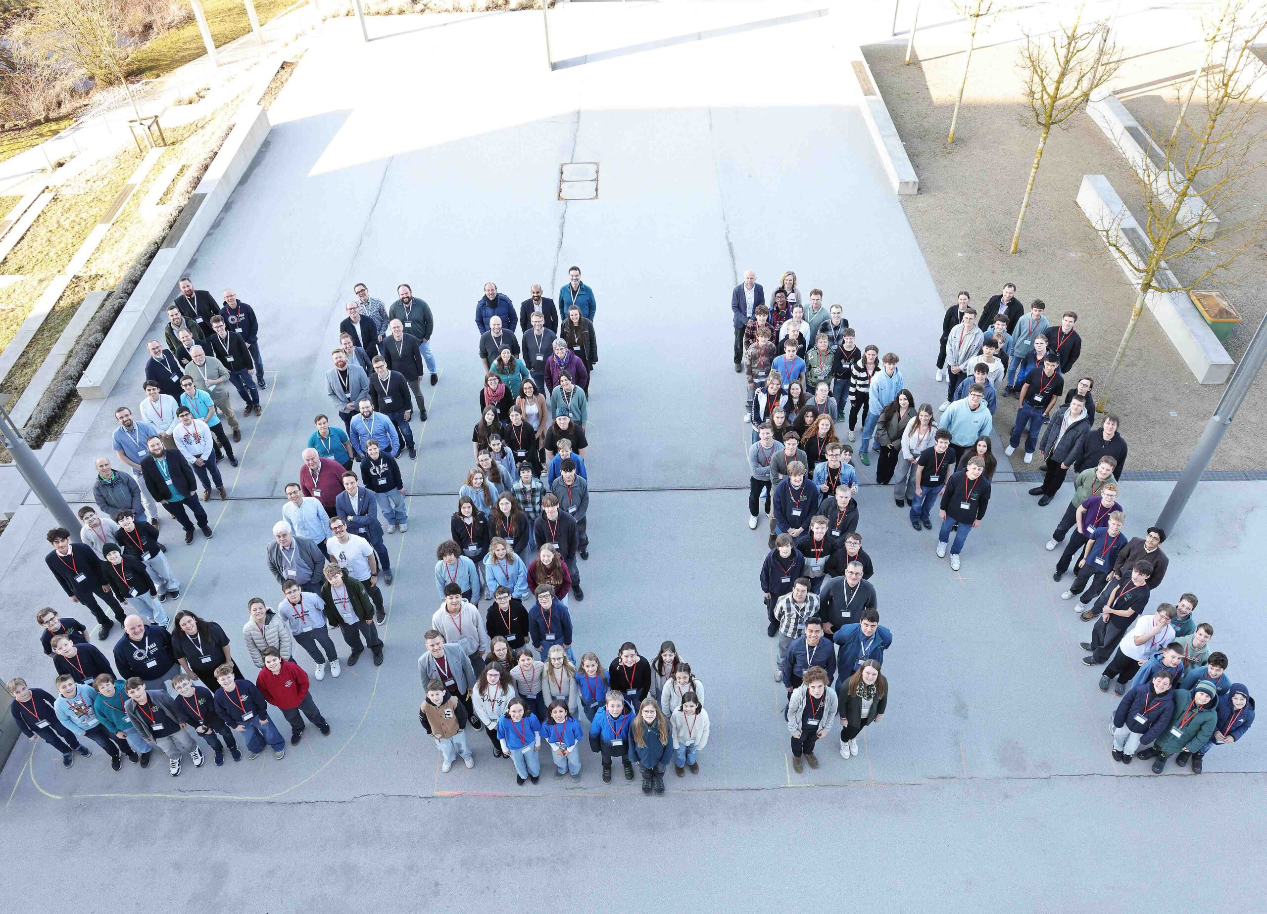 Die Teilnehmenden und Jury des Regionalwettbewerbs Ulm von Jugend forscht 2026 bilden das Wort "ULM"