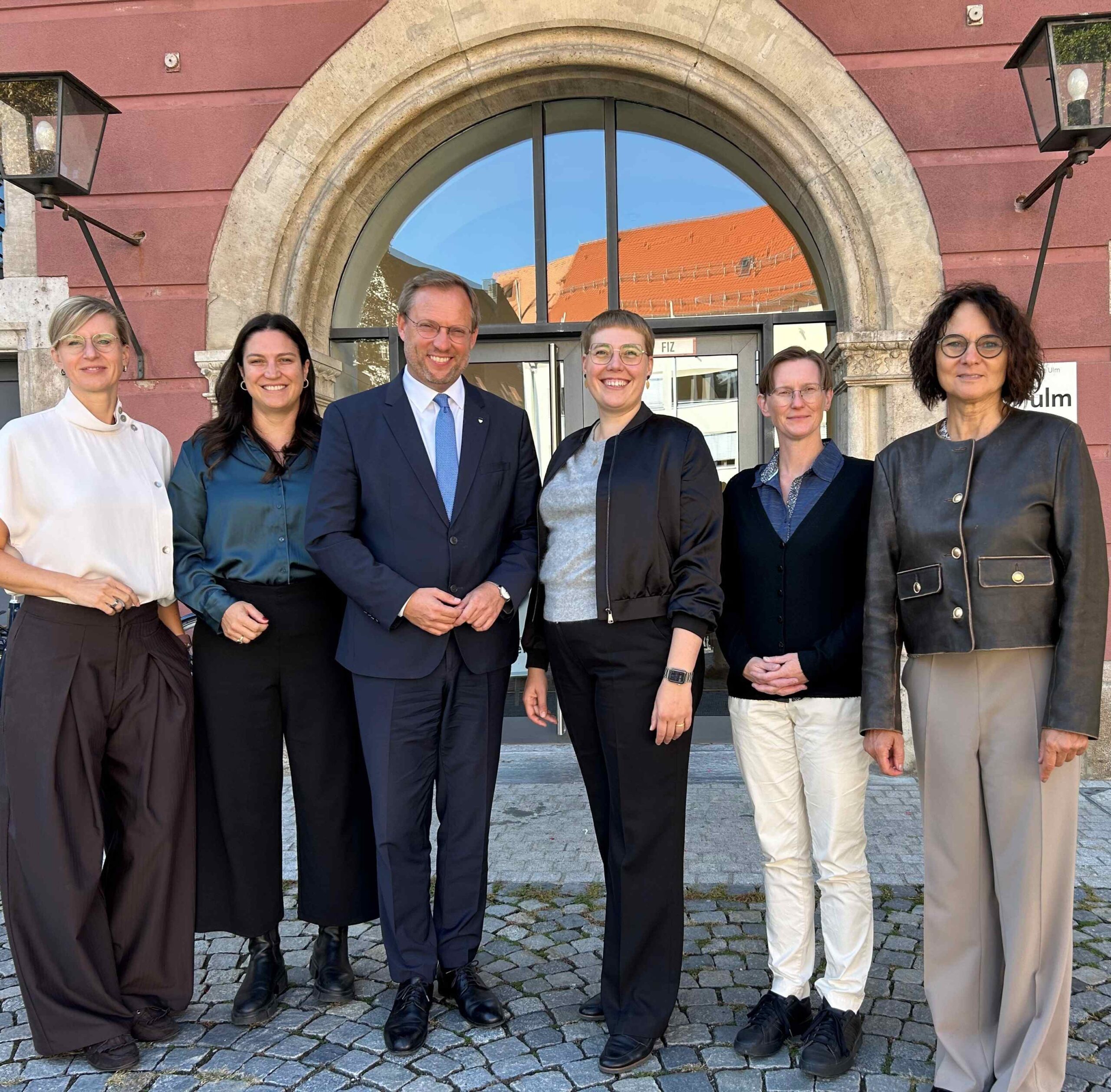 Eva Treu, Landrätin des Landkreises Neu-Ulm übergibt ihr Amt als Vorstandsvorsitzende der Innovationsregion Ulm an Martin Ansbacher, Oberbürgermeister der Stadt Ulm.